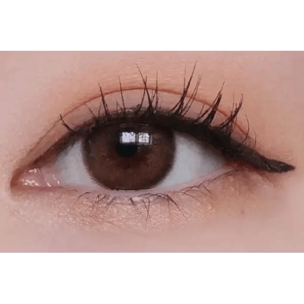 LensTown Choco Pong Edge Milk Choco — single-eye close-up showing the contact lens appearance