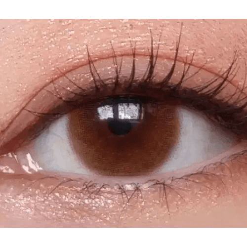LensTown Choco Pong Milk Choco — single-eye close-up showing the contact lens appearance