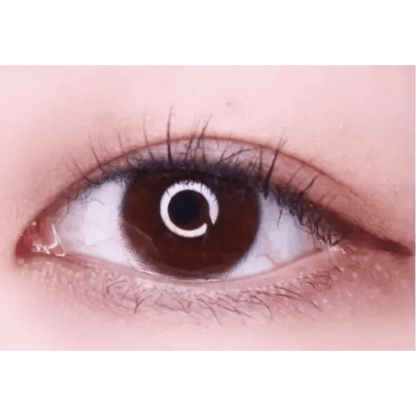 LensTown Chocopong Caramel Choco — single-eye close-up showing the contact lens appearance