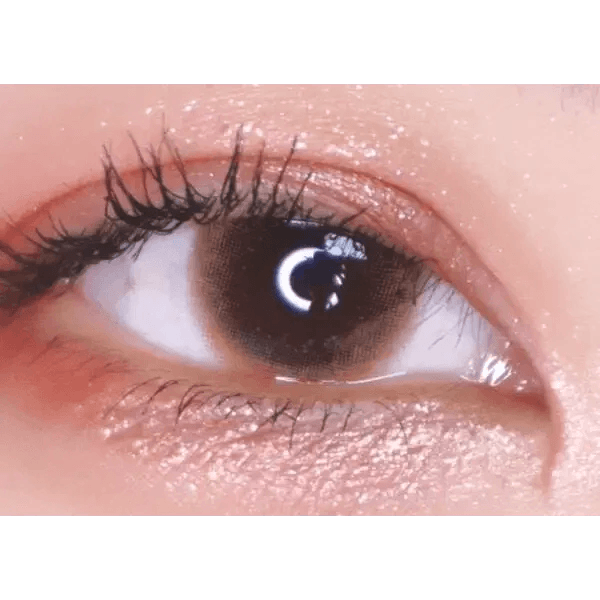 LensTown Chocopong Milk Choco — single-eye close-up showing the contact lens appearance