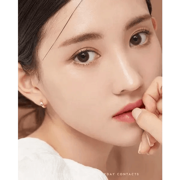 Olens Classi Water Choco — model portrait showing the contact lens look