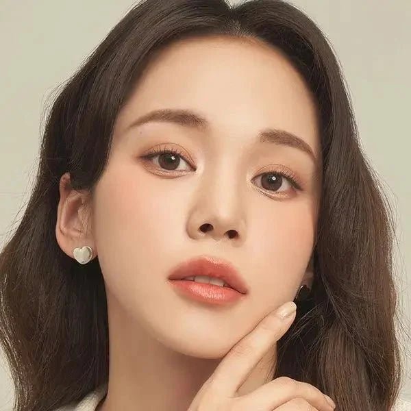 LensTown Cookiean2 Choco Brown — model portrait showing the contact lens look