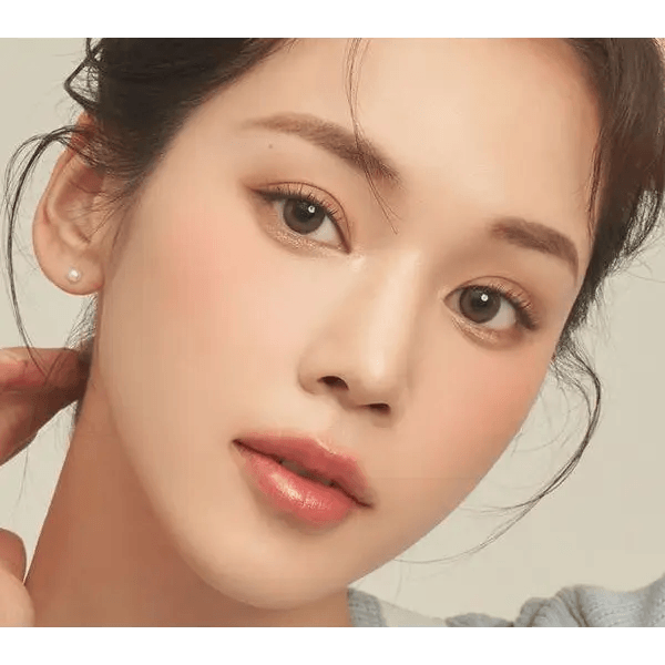 LensTown Cookiean2 Nude Brown — model portrait showing the contact lens look