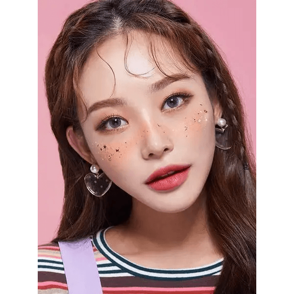 LensTown Eau So Pretty Violet — model portrait showing the contact lens look