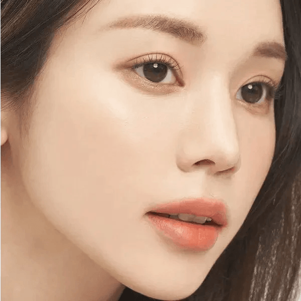 LensTown Elly Basic Gray — model portrait showing the contact lens look