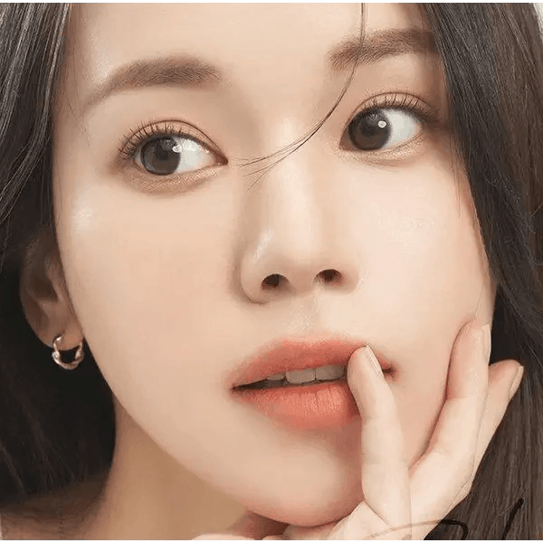LensTown Elly Basic Gray — model portrait showing the contact lens look