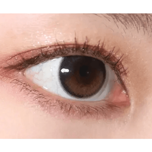 Olens Eyelighter Glowy 1Day Black (20p) — single-eye close-up showing the contact lens appearance