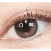 Olens Eyelighter Glowy 1Day Brown (20p) — single-eye close-up showing the contact lens appearance