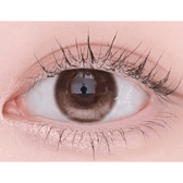 Olens Eyelighter Glowy 1Day Brown (20p) — single-eye close-up showing the contact lens appearance