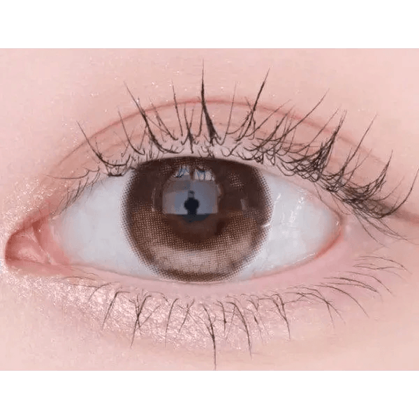 Olens Eyelighter Glowy 1Day Brown (20p) — single-eye close-up showing the contact lens appearance