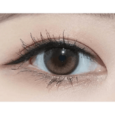Olens Eyelighter Glowy 1Day Brown (20p) — single-eye close-up showing the contact lens appearance