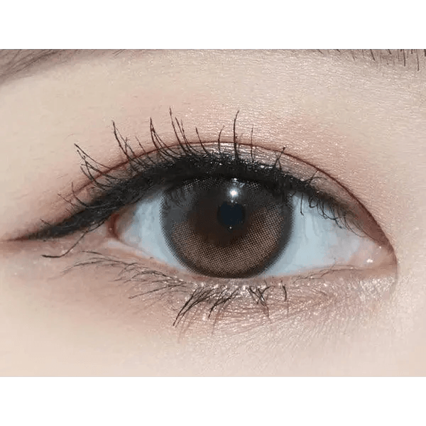 Olens Eyelighter Glowy 1Day Brown (20p) — single-eye close-up showing the contact lens appearance