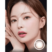 Olens Eyelighter Glowy 1Day Brown (20p) — model portrait showing the contact lens look