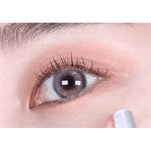 LensTown Hotto Strawberry Gray — single-eye close-up showing the contact lens appearance