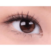 i-DOL Yurial Serum Brown — single-eye close-up showing the contact lens appearance