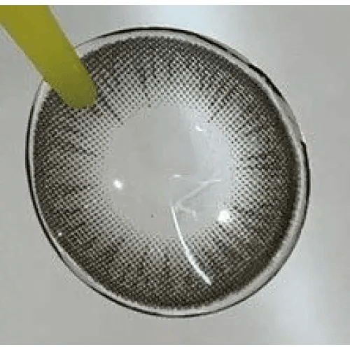 Olens Indie Black — contact lens held with tweezers