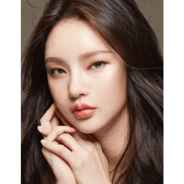 LensTown It's Water Brown (10p) — model portrait showing the contact lens look