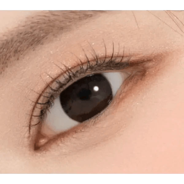 LensRang Iwwiny Choco — single-eye close-up showing the contact lens appearance