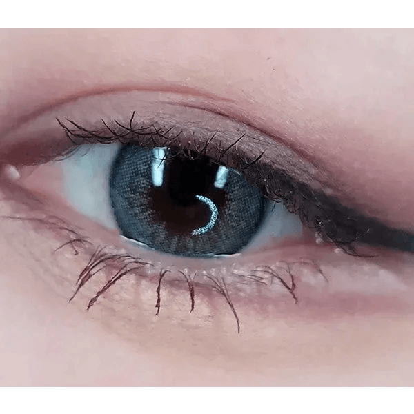 LensRang Iwwitch Blue — single-eye close-up showing the contact lens appearance