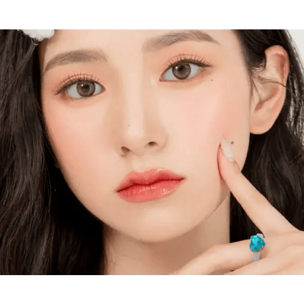 LensRang Iwwitch Brown — model portrait showing the contact lens look