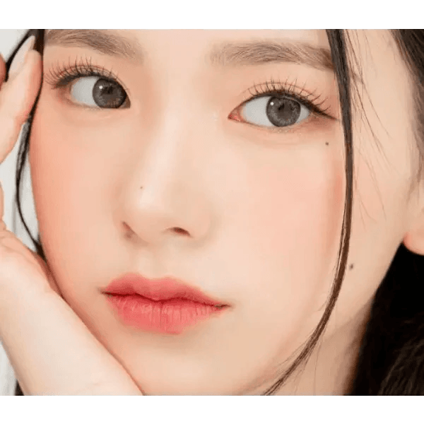 LensRang Iwwitch Gray — model portrait showing the contact lens look