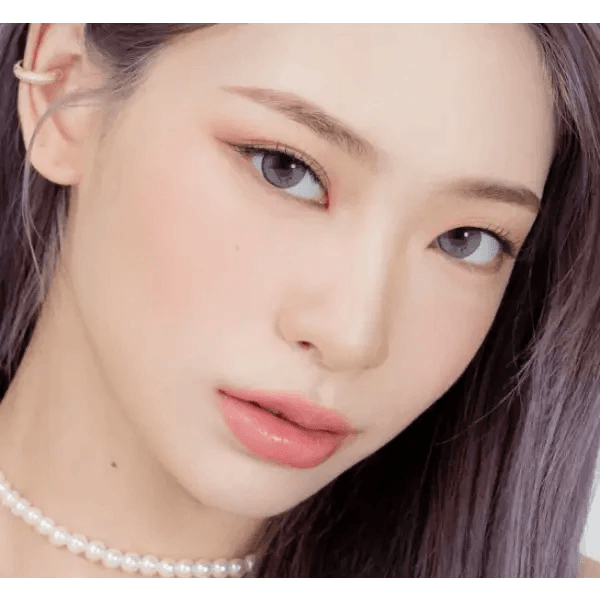 LensRang Iwwitch Up Gray — model portrait showing the contact lens look