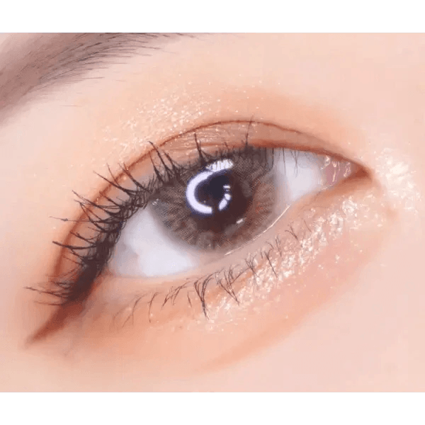 LensTown Kiralet Brown Toric — single-eye close-up showing the contact lens appearance