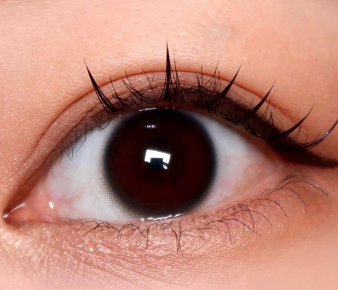 LensRang iWWi Iwwing Black — single-eye close-up showing the contact lens appearance