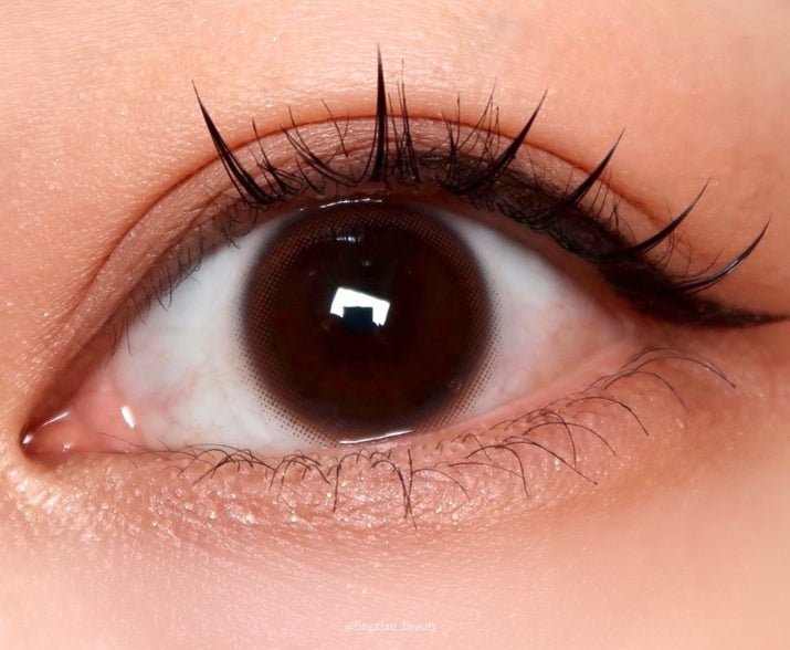 LensRang iWWi Iwwing Choco — single-eye close-up showing the contact lens appearance