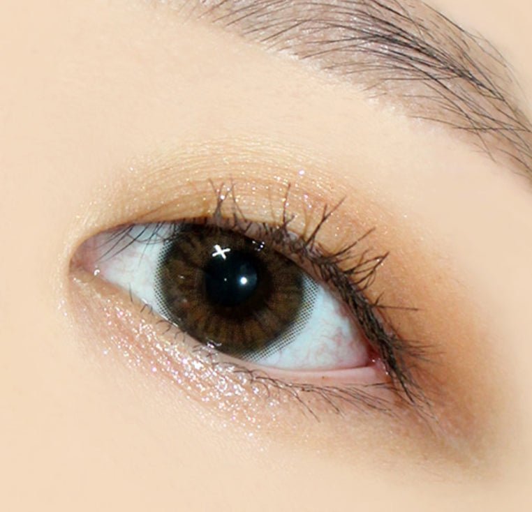 LensRang iWWi Iwwinka Brown — single-eye close-up showing the contact lens appearance