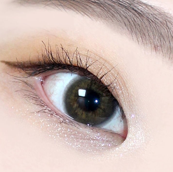 LensRang Romantic Brown — single-eye close-up showing the contact lens appearance
