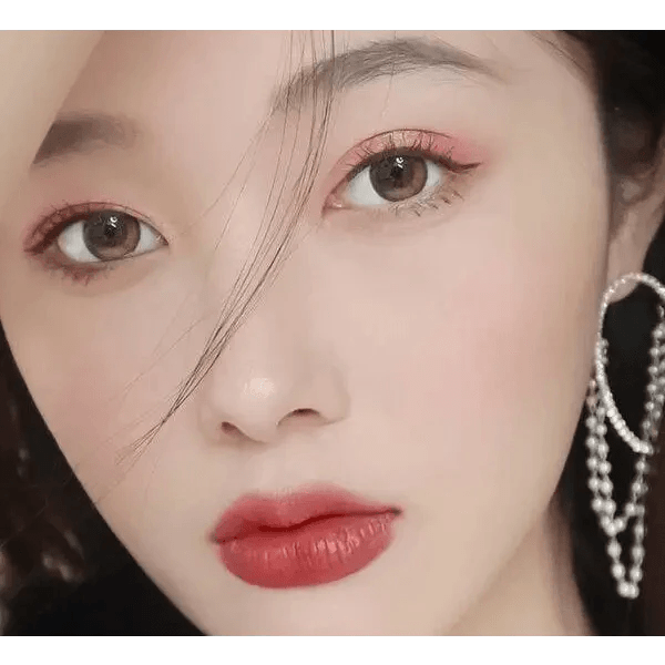 LensTown Tobetter Big Brown — model portrait showing the contact lens look