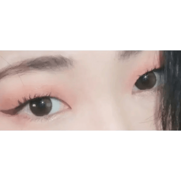 LensTown Tobetter Big Brown — both eyes wearing the contact lenses