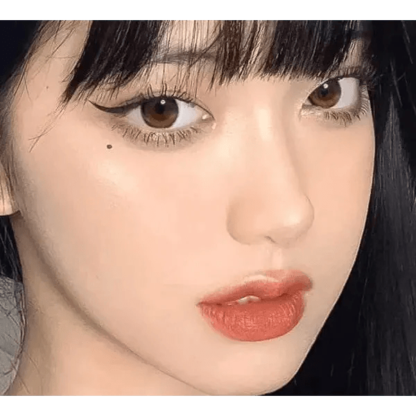 LensTown Tobetter Black 1day (10p) — model portrait showing the contact lens look