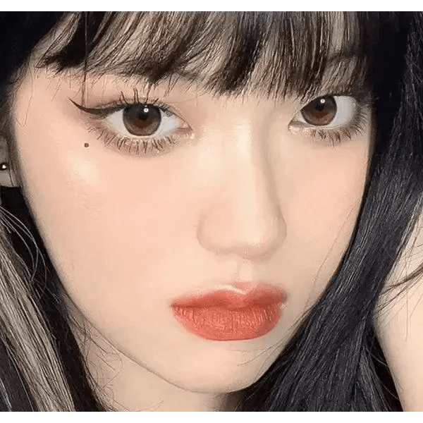 LensTown Tobetter Black 1day (10p) — model portrait showing the contact lens look