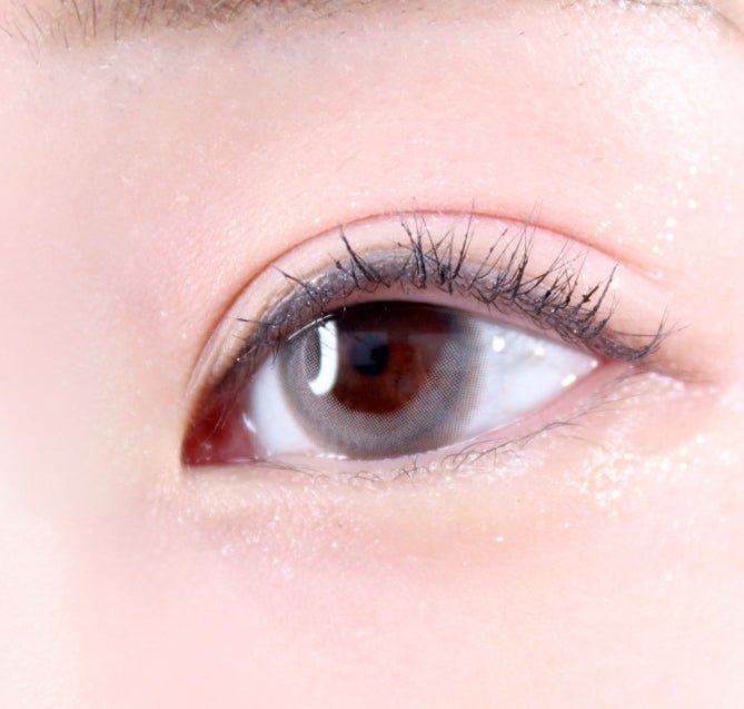 LensVery Rose Moon Cotton Gray colored contacts - on-eye close-up showing the color and design