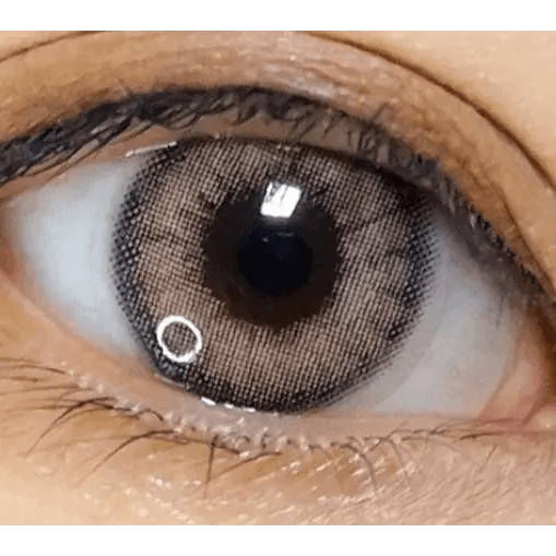 LensVery Silhouette2 Cream Beige Brown — single-eye close-up showing the contact lens appearance