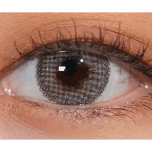 LensVery Silhouette Gray (10p) — single-eye close-up showing the contact lens appearance
