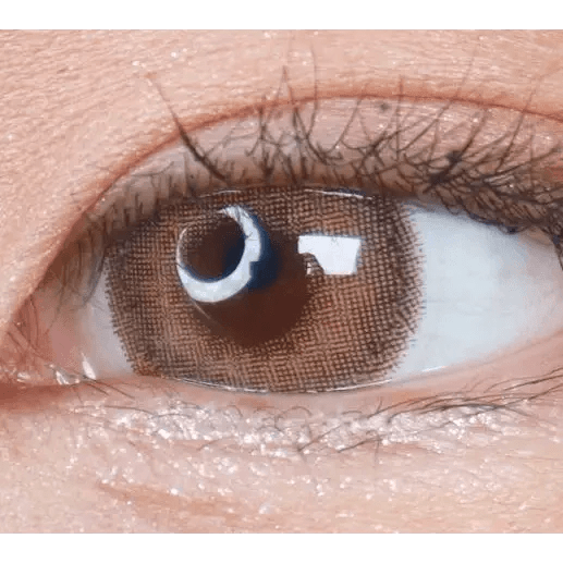 LensVery Silhouette Hazel (10p) — single-eye close-up showing the contact lens appearance