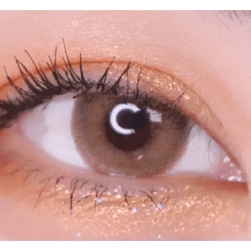 LensVery Silhouette Hazel (10p) — single-eye close-up showing the contact lens appearance