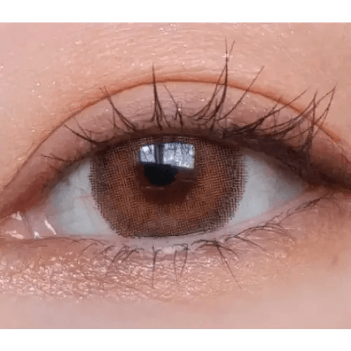 LensVery Silhouette Hazel (10p) — single-eye close-up showing the contact lens appearance