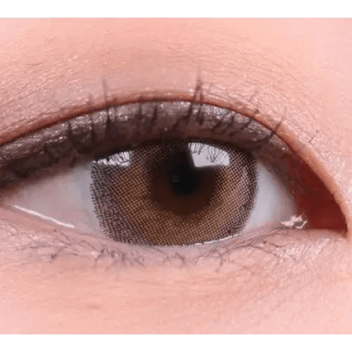 LensVery Silhouette Olive Brown (10p) — single-eye close-up showing the contact lens appearance