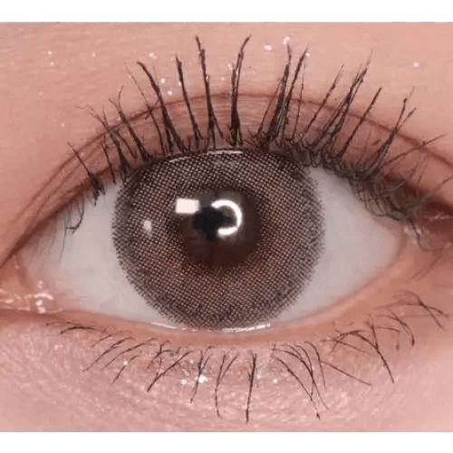 LensVery Silhouette Olive Brown (10p) — single-eye close-up showing the contact lens appearance