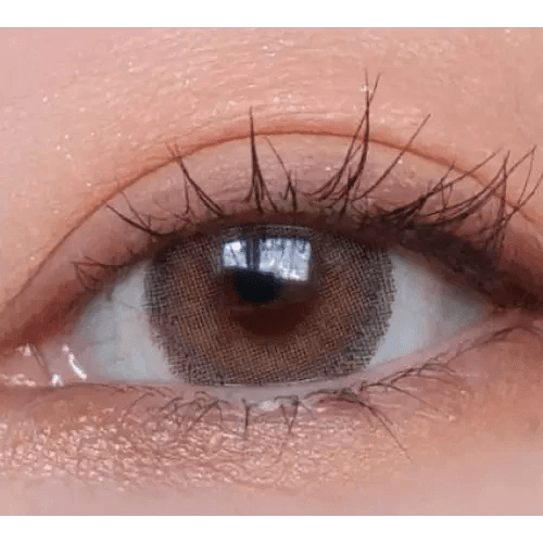LensVery Silhouette Olive Brown (10p) — single-eye close-up showing the contact lens appearance