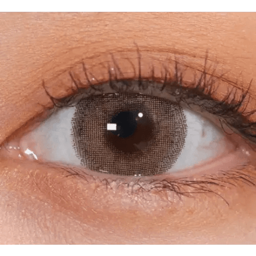 LensVery Silhouette Olive Brown (10p) — single-eye close-up showing the contact lens appearance