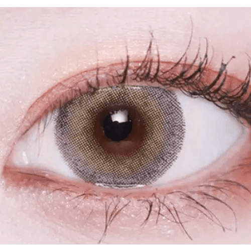 LensVery Silhouette Olive Brown (10p) — single-eye close-up showing the contact lens appearance