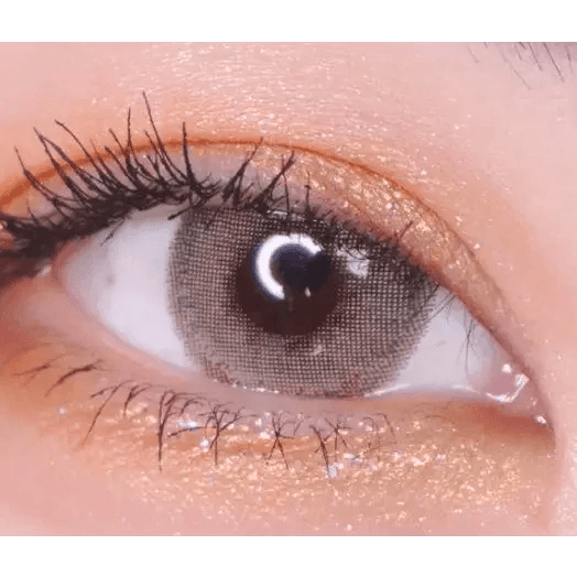 LensVery Silhouette Olive Brown (10p) — single-eye close-up showing the contact lens appearance