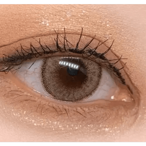 LensVery Wonder Eye Circle Hazel — single-eye close-up showing the contact lens appearance