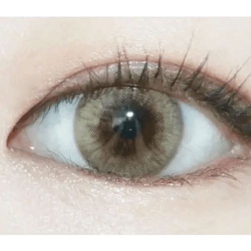 LensVery Wonder Eye Hazel — single-eye close-up showing the contact lens appearance