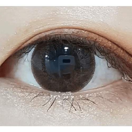 LensTown Lighly Classic Brown (20p) — single-eye close-up showing the contact lens appearance